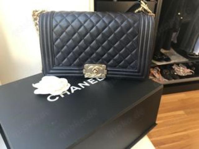 Chanel Boy Tasche Medium Dunkelblau Lammleder - 1